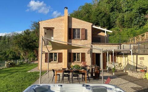 La Casa nel Bosco: Casa, Casa, Techo, Cabaña, Sombra, Porche, Inmuebles, Silla, Balcón, Yarda