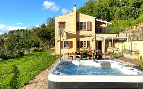 La Casa nel Bosco: Piscina, Recurso, Eco Hotel, Maceta, Mueble Para Exteriores, Paraguas, Planta De Casa, Hotel, Silla, Yarda