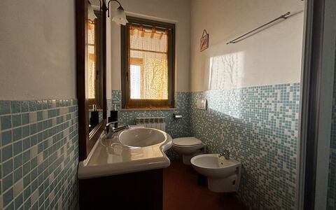 La Casa nel Bosco: Piso, Arreglo De Tubería, Lavabo Del Baño, Suelo, Diseño De Interiores, Baño, Plomería, Lavabo, Grifo, Loseta