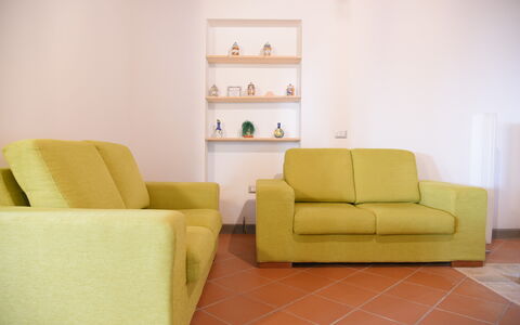 La Casa nel Bosco: Mueble, Sofá, Piso, Suelo, Amarillo, Diseño De Interiores, Sala, Habitación, Casa