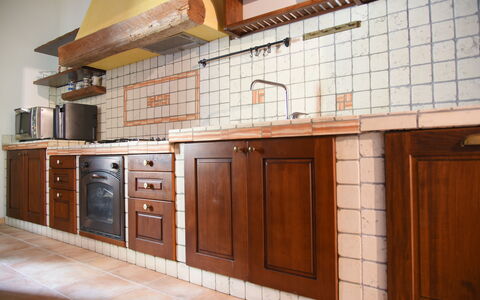 La Casa nel Bosco: Piso, Madera, Cocina, Gabinetes, Mostrador, Suelo, Diseño De Interiores, Marrón, Manchas De Madera, Fregadero