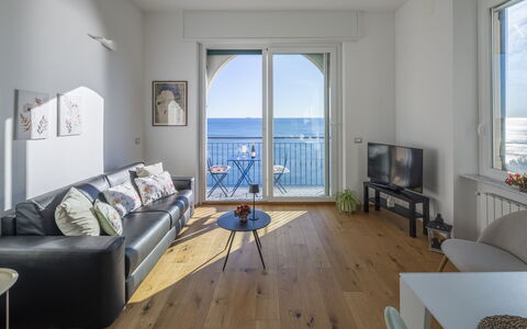 La Casa di Martina, Amazing Seaview: Mar, Suelo, Piso, Oceano, Suelos De Madera, Balcón, Costa, Madera Dura, Manchas De Madera, Silla