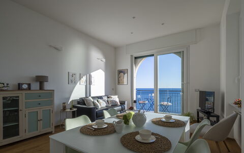 La Casa di Martina, Amazing Seaview: Mueble, Suelo, Piso, Mar, Diseño De Interiores, Departamento, Silla, Oceano, Habitación, Costa
