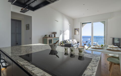 La Casa di Martina, Amazing Seaview: Mar, Cocina, Costeras Y Los Accidentes Geográficos Oceánico, Costa, Oceano, Mostrador, Silla, Bahía, Gabinetes
