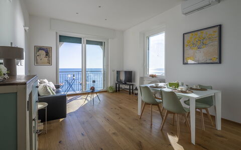 La Casa di Martina, Amazing Seaview: Mueble, Piso, Suelo, Madera, Diseño De Interiores, Mesa, Silla, Cocina Y Comedor Mesa, Mar, Suelos De Madera