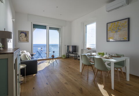 La Casa di Martina, Orizzonte Mare: Mueble, Piso, Suelo, Madera, Diseño De Interiores, Mesa, Silla, Cocina Y Comedor Mesa, Mar, Suelos De Madera