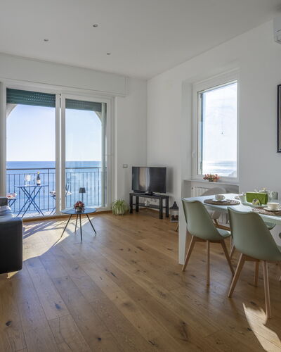 La Casa di Martina, Amazing Seaview: Mueble, Piso, Suelo, Madera, Diseño De Interiores, Mesa, Silla, Cocina Y Comedor Mesa, Mar, Suelos De Madera