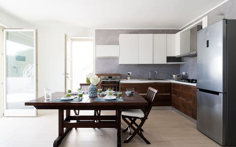 Il Respiro del Mare: Mueble, Diseño De Interiores, Piso, Silla, Mesa, Madera, Gabinetes, Cocina Y Comedor Mesa, Cocina, Suelo
