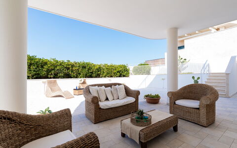 Il Respiro del Mare: Mueble, Diseño De Interiores, Suelo, Piso, Silla, Mueble Para Exteriores, Balcón, Techo, Maceta, Departamento