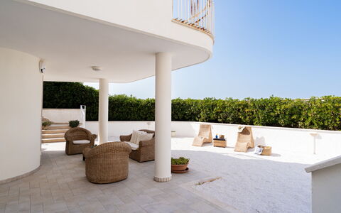 Il Respiro del Mare: Balcón, Columna, Sombra, Mueble Para Exteriores, Villa, Inmuebles, Estructura Al Aire Libre, Diseño, Porche, Silla