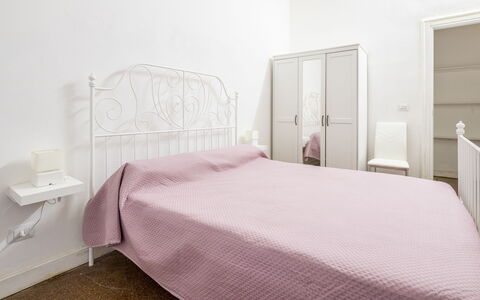 La Casa di Bruno, Terrace, in the Heart of Genova: Cama, Habitación, Lecho, Sábana, Mueble, Pared, Diseño De Interiores, Suelo, Piso, Linos
