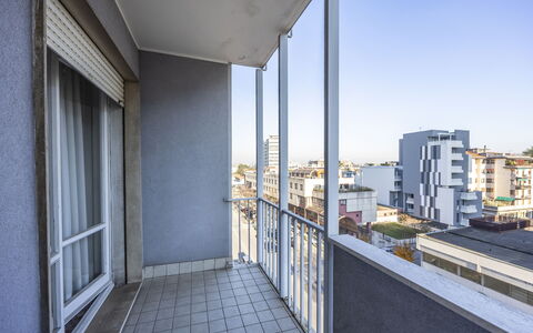 Mestrina Apartment: Tiempo De Día, Departamento, Material Compuesto, Balcón, Condominio, Vaso, Metal, Aluminio