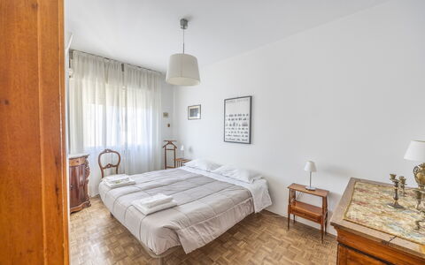 Mestrina Apartment: Cama, Suelo, Habitación, Piso, Diseño De Interiores, Sábana, Habitación, Departamento, Marco De La Cama, Lecho