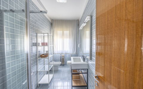 Mestrina Apartment: Piso, Diseño De Interiores, Suelo, Arreglo De Tubería, Techo, Encendiendo, Loseta, Material Compuesto, Plomería, Baño
