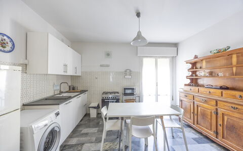 Mestrina Apartment: Piso, Suelo, Diseño De Interiores, Madera, Mueble, Electrodoméstico, Aparato De Cocina, Techo, Cocina, Habitación