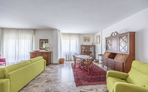 Mestrina Apartment: Piso, Diseño De Interiores, Suelo, Mueble, Sofá, Departamento, Habitación, Sala, Techo, Casa