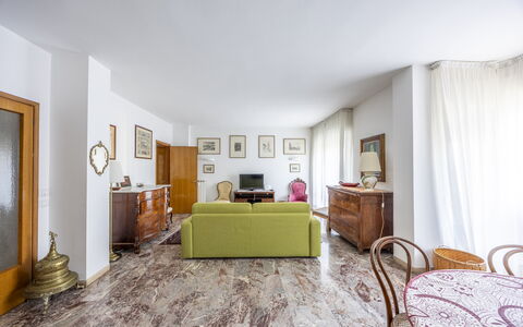 Mestrina Apartment: Piso, Suelo, Diseño De Interiores, Techo, Habitación, Casa, Mueble, Departamento, Sala, Alfombra