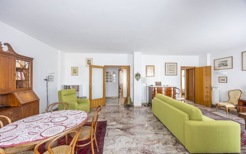 Mestrina Apartment: Diseño De Interiores, Piso, Suelo, Mueble, Techo, Habitación, Sofá, Encendiendo, Departamento, Sala
