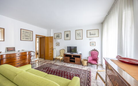 Mestrina Apartment: Diseño De Interiores, Piso, Suelo, Mueble, Habitación, Techo, Sofá, Sala, Departamento, Marco