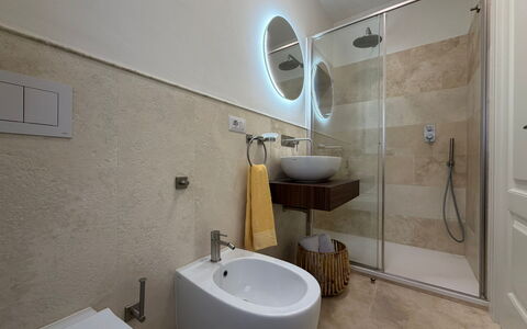 Casa Amandoli: Baño, Piso, Arreglo De Tubería, Suelo, Diseño De Interiores, Lavabo Del Baño, Pared, Lavabo, Grifo, Baño