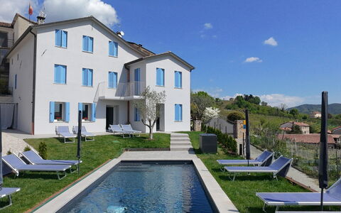 Villa Valdobbiadene Pool Spa: Azul, Casa, Barrio Residencial, Casa, Piscina, Inmuebles, Villa, Balcón, Mueble Para Exteriores, Sunlounger