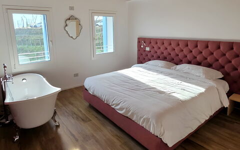 Villa Dolce Bacio, Pool and Spa, Valdobbiadene: Mueble, Madera, Suelo, Diseño De Interiores, Cama, Piso, Habitación, Sábana, Lecho, Encendiendo