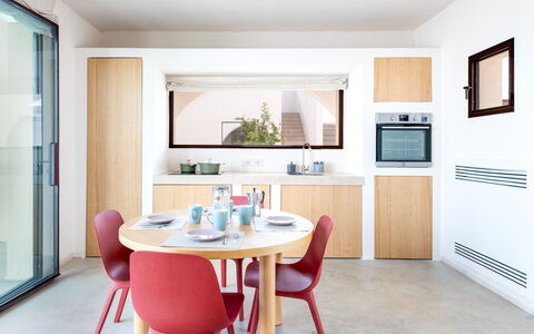 Terracorte Villa: Mueble, Diseño De Interiores, Madera, Piso, Cocina, Habitación, Suelo, Mesa, Silla, Casa