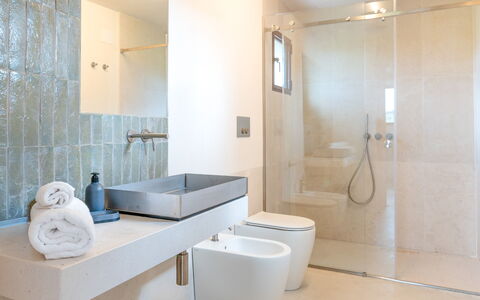 Terracorte Villa: Baño, Piso, Arreglo De Tubería, Diseño De Interiores, Pared, Suelo, Lavabo, Grifo, Espejo, Lavabo Del Baño