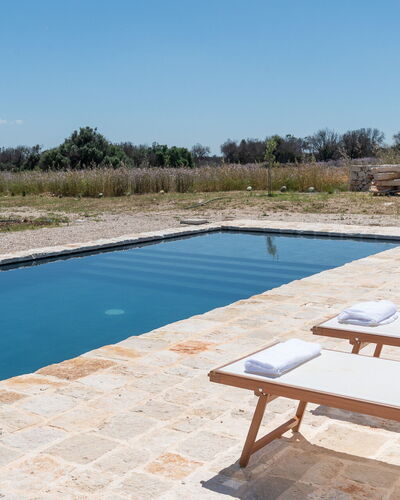 Terracorte Villa: Piscina, Material Compuesto, Mueble Para Exteriores, Sunlounger, Reflexión, Piscina De Reflejo, Recurso, Losa, Sillón