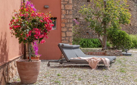 Villa Fior di Roccia: Maceta, Arbusto, Mueble Para Exteriores, Mueble, Jardín, Planta De Casa, Rosado, Silla, Patio