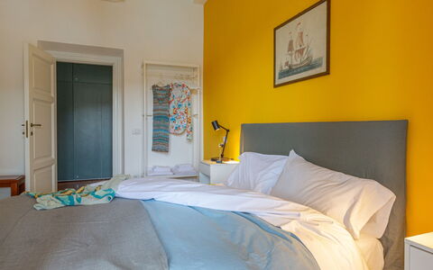 Villa Fior di Roccia: Mueble, Cama, Habitación, Diseño De Interiores, Lecho, Sábana, Amarillo, Linos, Suelo, Piso
