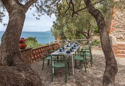 Villa Fior di Roccia: Mueble Para Exteriores, Jardín, Sombra, Mesa Al Aire Libre, Silla, Paisajismo, Hacienda, Zona Tropical, Patio Interior