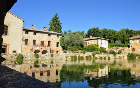 Il Gallinaio, Vivo D'Orcia: Agua, Cuerpo De Agua, Los Recursos Hídricos, Corriente De Agua, Casa, Camino Acuático, Arquitectura, Banco, Asentamientos Humanos, Reflexión