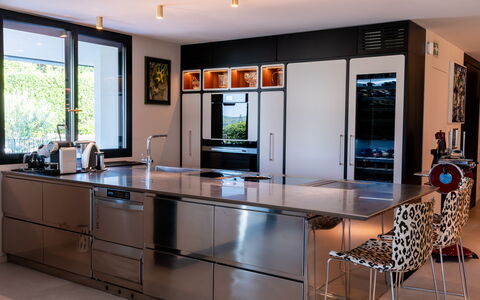 Villa Bocchi: Cocina, Diseño De Interiores, Mueble, Piso, Mostrador, Aparato De Cocina, Gabinetes, Electrodoméstico, Techo, Encendiendo