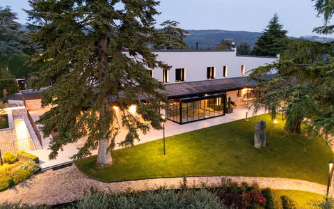Villa Bocchi: Árbol, Sombra, Césped, Jardín, Inmuebles, Yarda, Paisajismo, Pasarela, Parque