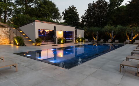 Villa Bocchi: Piscina, Fuente De Agua, Jardín, Material Compuesto, Patio, Maceta, Sombra, Recurso, Paisajismo, Patio