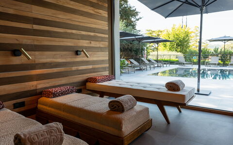 Villa Bocchi: Madera, Mueble, Piscina, Piso, Mueble Para Exteriores, Suelo, Diseño De Interiores, Material Compuesto, Recurso, Manchas De Madera