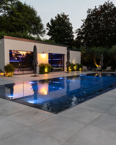 Villa Bocchi by Geco Vacation Rentals: Piscina, Fuente De Agua, Jardín, Material Compuesto, Patio, Maceta, Sombra, Recurso, Paisajismo, Patio