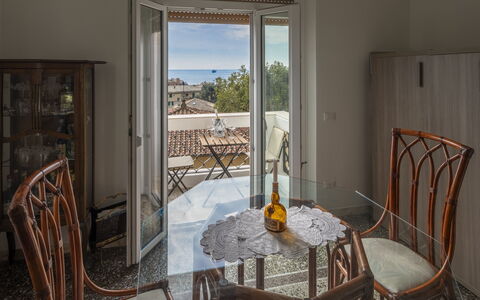 Focaincontromano Seaview, Genova: Mueble, Diseño De Interiores, Suelo, Silla, Habitación, Cocina Y Comedor Mesa, Manchas De Madera, Madera Dura, Planta De Casa, Comedor