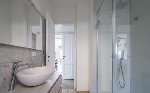 Focaincontromano Seaview, Genova: Baño, Piso, Diseño De Interiores, Suelo, Arreglo De Tubería, Lavabo Del Baño, Techo, Grifo, Lavabo, Plomería