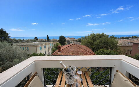 Focaincontromano Seaview, Genova: Balcón, Sombra, Mueble Para Exteriores, Villa