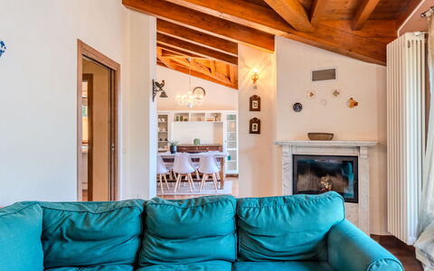 Dervio 623: Mueble, Diseño De Interiores, Sofá, Madera, Piso, Techo, Suelo, Habitación, Sala, Casa