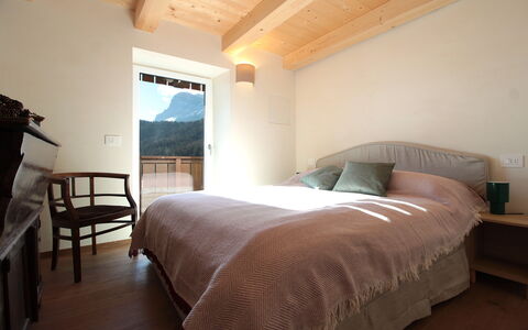 Casa Tomà Mountain View Cortina: Mueble, Madera, Diseño De Interiores, Suelo, Piso, Habitación, Cama, Sábana, Techo, Lecho
