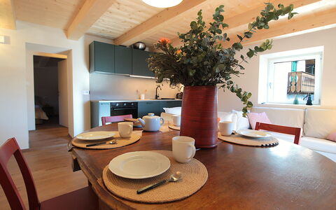 Casa Tomà Mountain View Cortina: Mueble, Diseño De Interiores, Piso, Madera, Mesa, Comedor, Cocina Y Comedor Mesa, Silla, Suelo, Techo