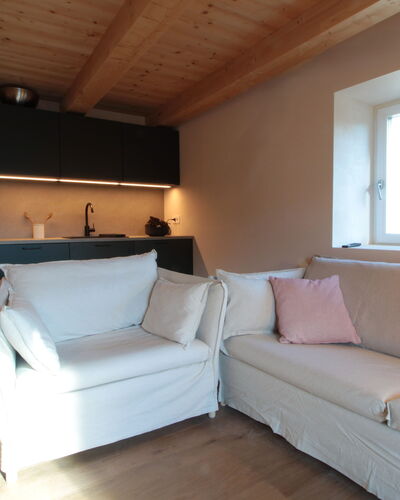 Casa Tomà Mountain View Cortina: Mueble, Piso, Diseño De Interiores, Suelo, Sofá, Madera, Habitación, Suelos De Madera, Sala, Mesa