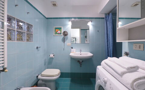 Suite Meda: Baño, Diseño De Interiores, Arreglo De Tubería, Piso, Lavabo Del Baño, Suelo, Lavabo, Baño, Grifo, Habitación
