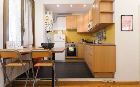 Suite Meda: Mueble, Aparato De Cocina, Cocina, Electrodoméstico, Mostrador, Diseño De Interiores, Piso, Gabinetes, Madera, Suelo