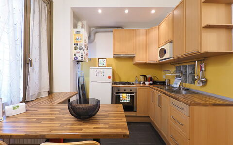Suite Meda: Aparato De Cocina, Mueble, Cocina, Mostrador, Gabinetes, Electrodoméstico, Diseño De Interiores, Piso, Madera, Electrodoméstico