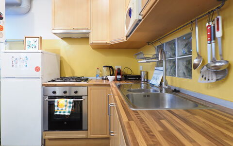 Suite Meda: Aparato De Cocina, Cocina, Electrodoméstico, Mostrador, Madera, Piso, Estufa De Cocina, Electrodoméstico, Diseño De Interiores, Gabinetes