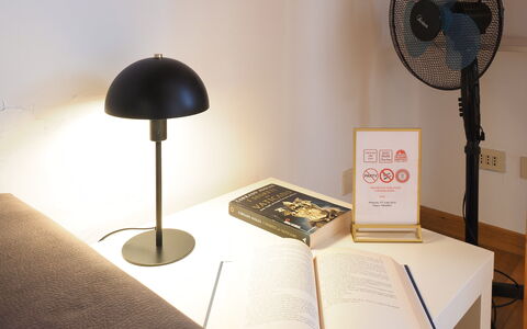 Suite Meda: Mueble, Encendiendo, Pantalla De Lámpara, Diseño De Interiores, Lámpara, Lámpara, Mesa, Escritorio, Silla, Sala